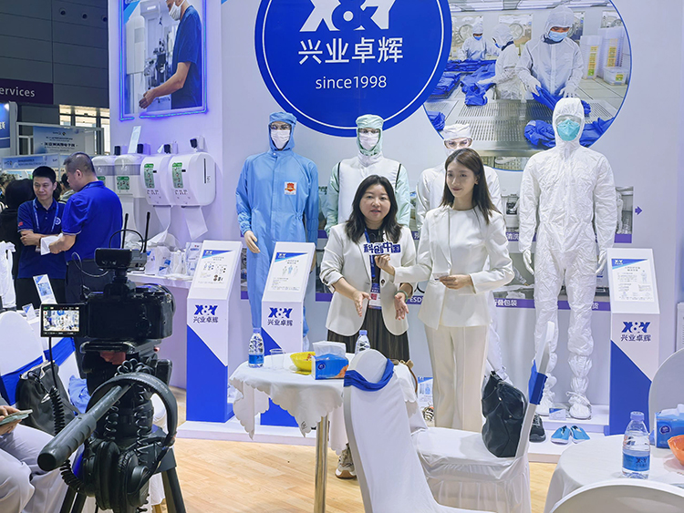央视《科创中国》栏目采访展会上兴业卓辉的工作人员