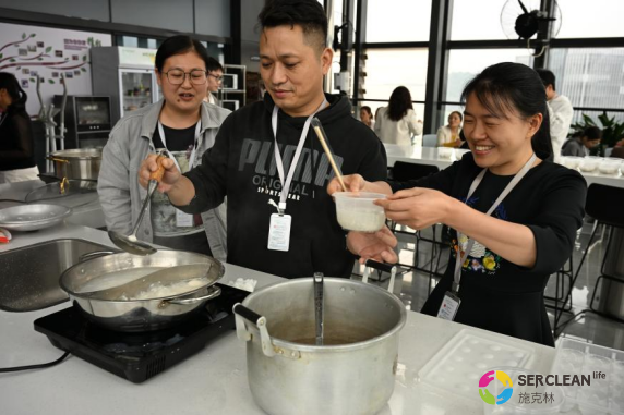 null 兴业卓辉员工在盛汤圆