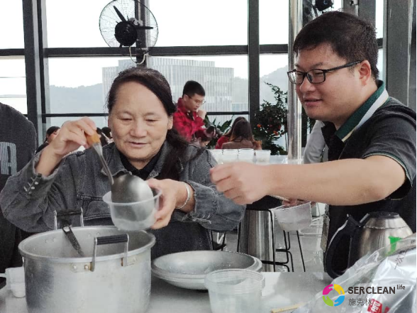 null 兴业卓辉领导为员工盛汤圆