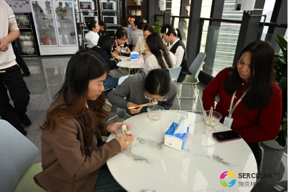 null 兴业卓辉员工在一起吃汤圆
