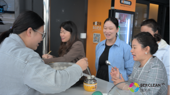 null 兴业卓辉员工在一起吃汤圆