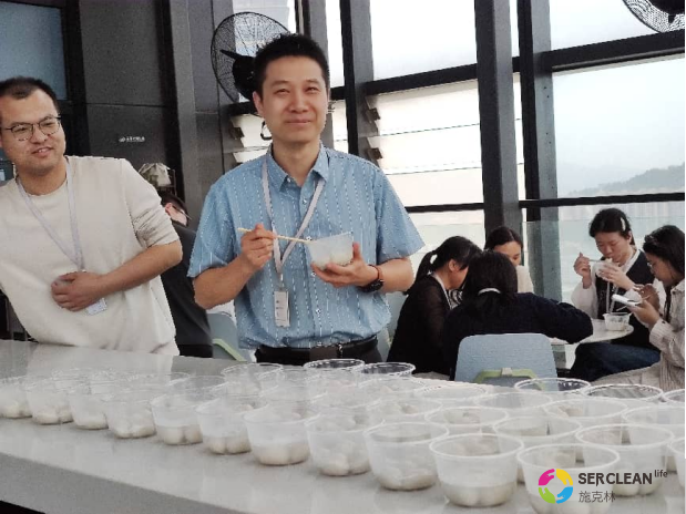 null 兴业卓辉员工在一起吃汤圆