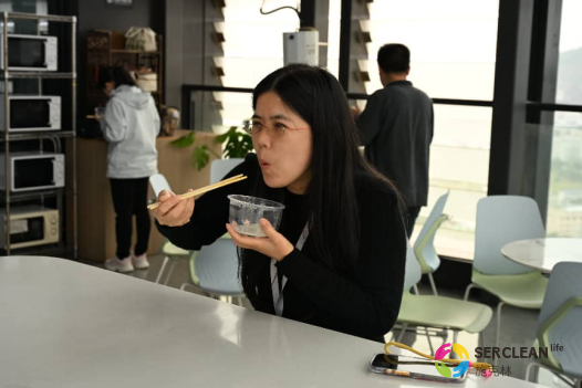 null 兴业卓辉员工在一起吃汤圆