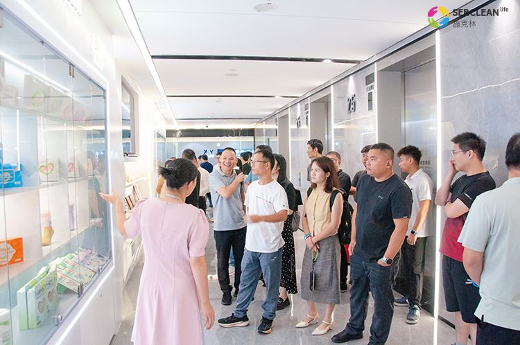 广东省工业和信息化厅2025
年高端装备制造产业集群培育专题研修班一行到访深圳市兴业卓辉实业有限公司开展参观学习活动