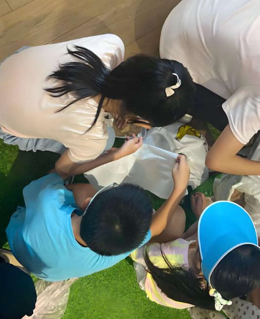 孩子们用荧光笔在纸兴业卓辉无尘纸上追踪颗粒 孩子们用荧光笔在纸兴业卓辉无尘纸上追踪颗粒